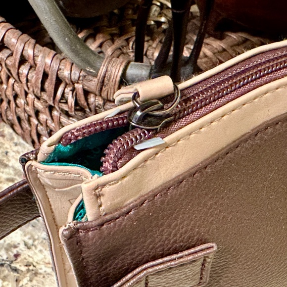 BVLGARI | Emirates First Class Toiletry Pouch for Men - Picture 3 of 7